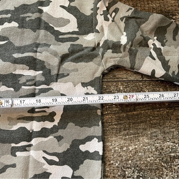 Chaser Cozy Pullover Top Sweater Grey Camo Size Large NWT - Picture 9 of 11